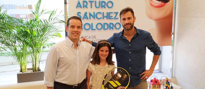 Entregamos la Raqueta Solidaria