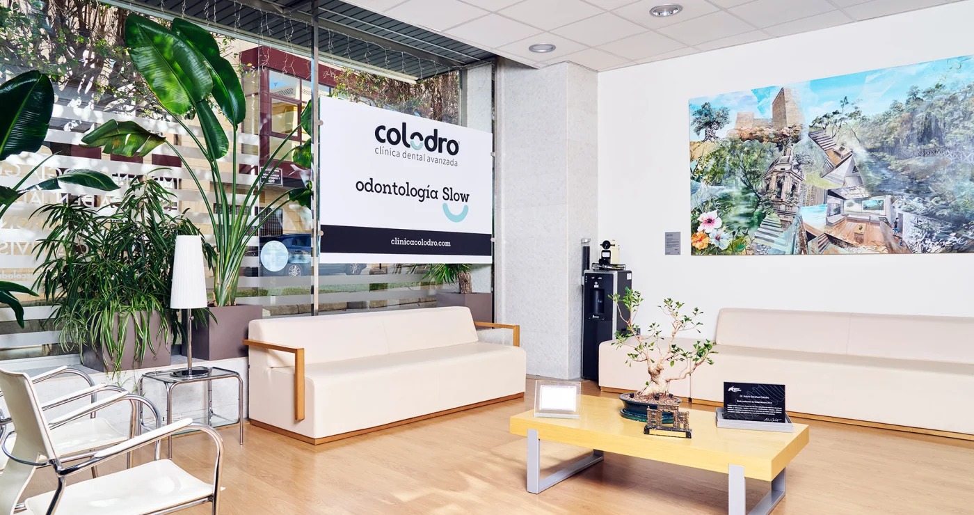 Sala de espera y recepción de Clínica Colodro en Jaén