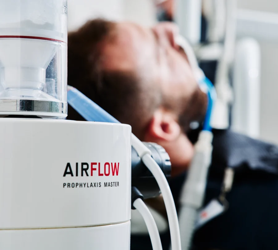 Equipo AirFlow durante una higiene dental