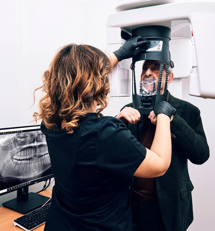 Toma de un TAC dental 3D en Clínica Colodro