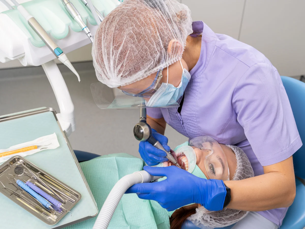 Sesión de blanqueamiento dental supervisada por un especialista