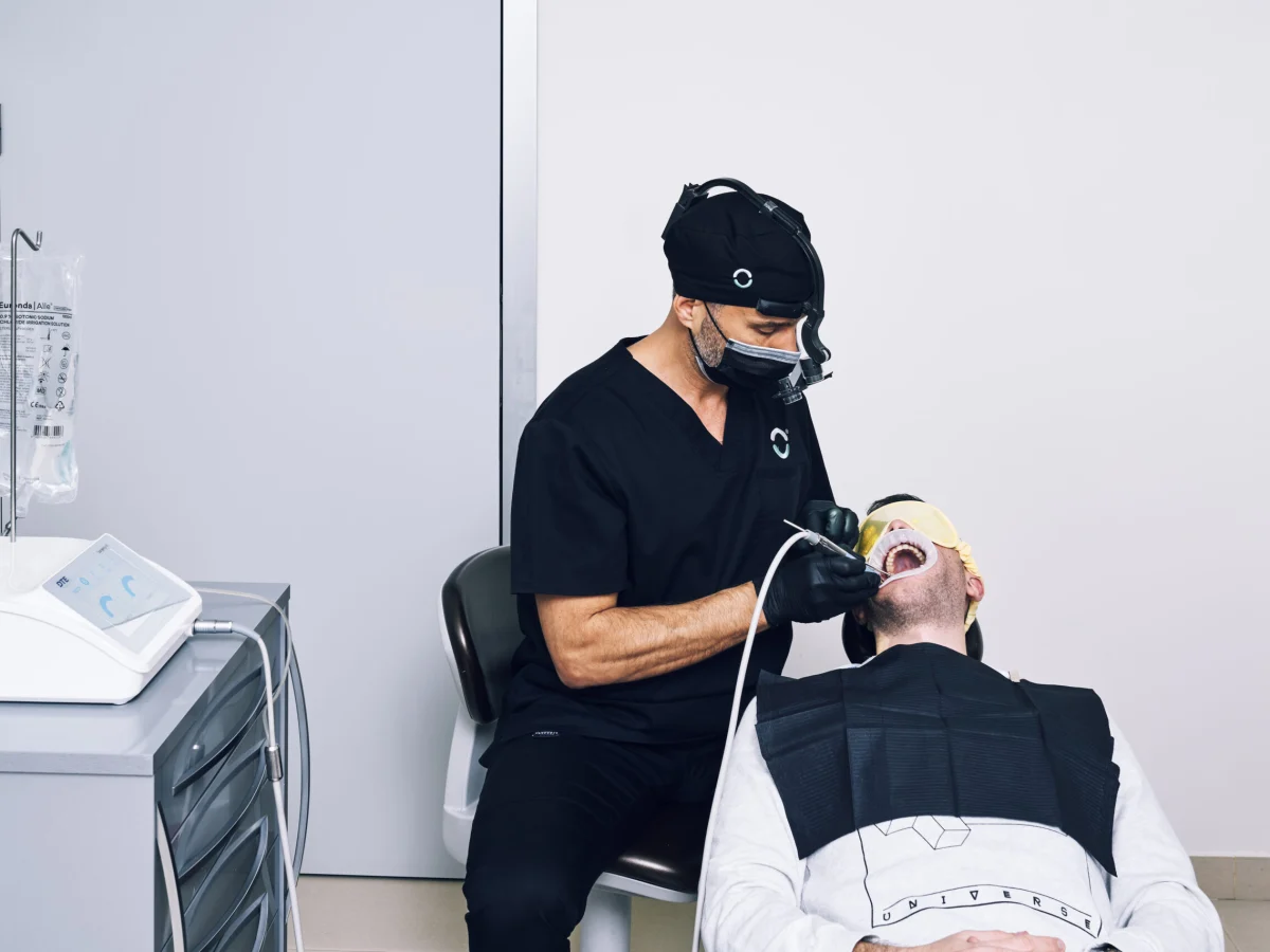 Sesión de blanqueamiento dental en la Clínica Colodro