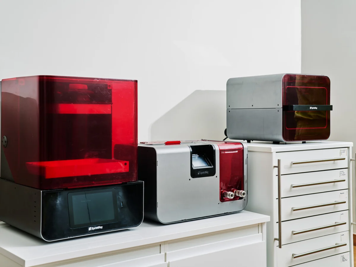 Impresora 3D de la clínica fabricando la guía quirúrgica