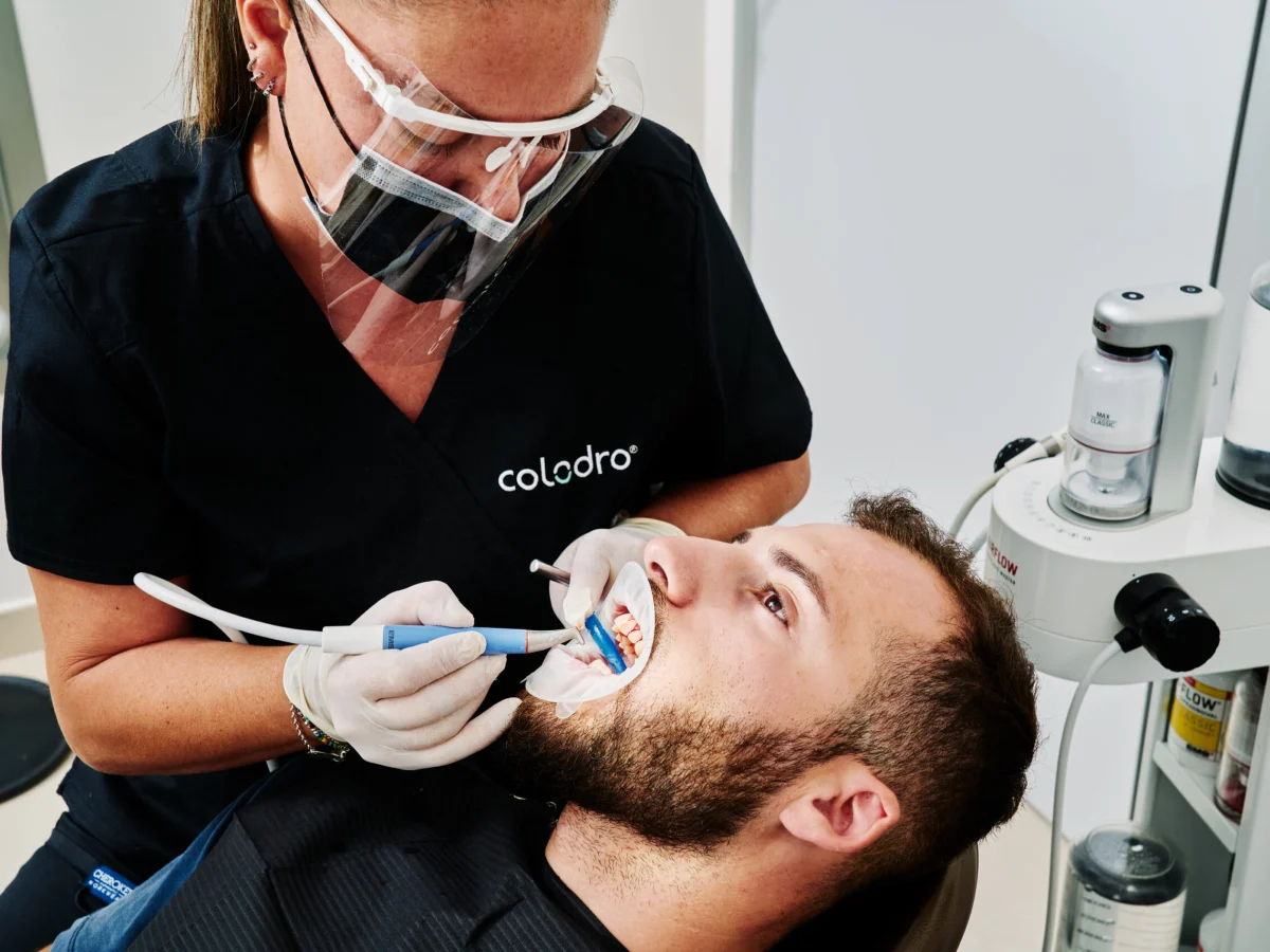 Higiene dental con AirFlow en Clínica Colodro