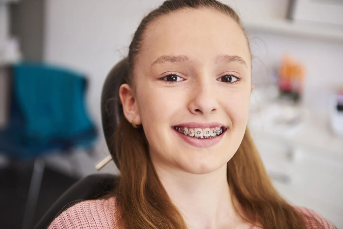 Paciente joven sonriendo en la consulta de ortodoncia