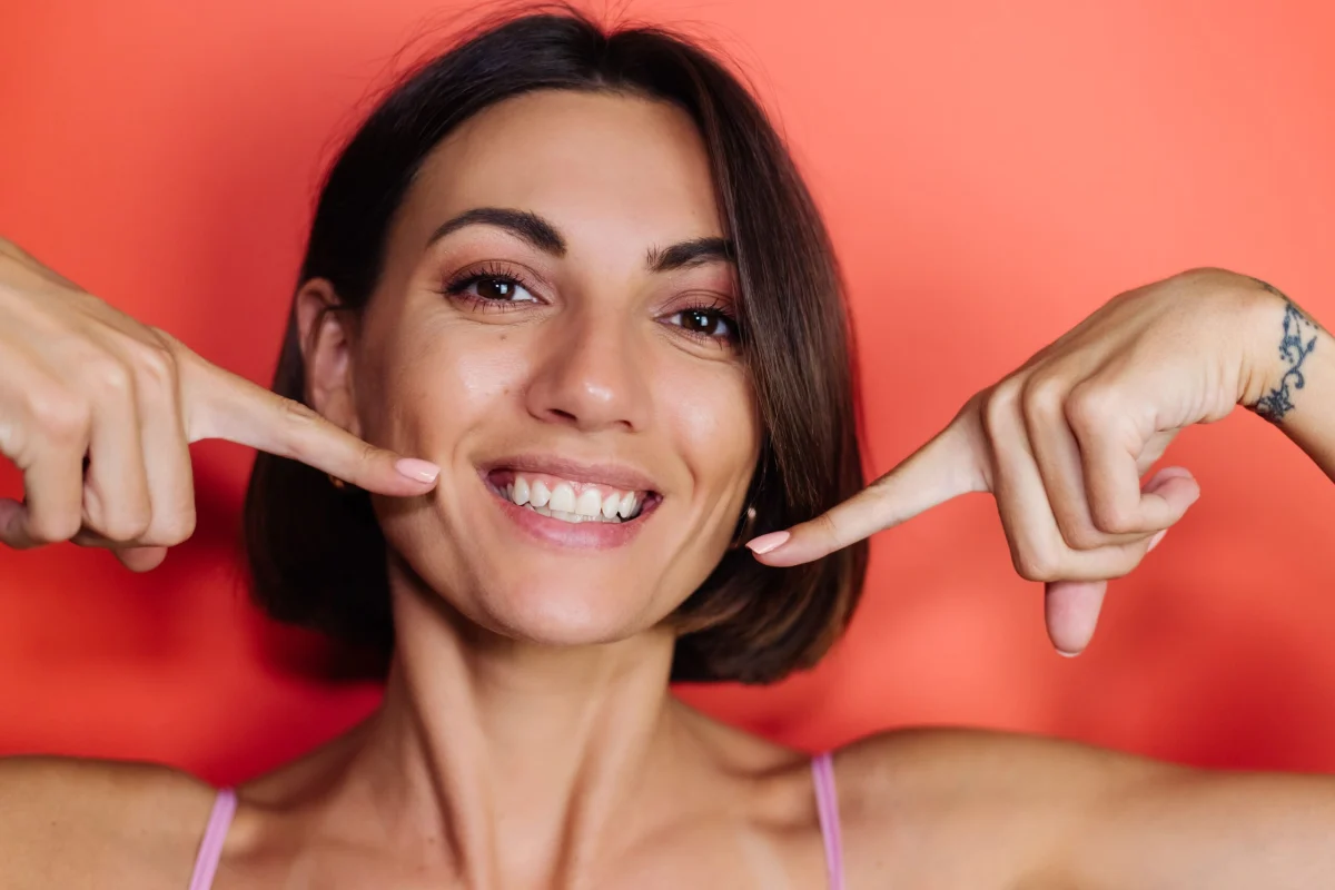 Encías sanas enmarcando unos dientes tras el tratamiento periodontal
