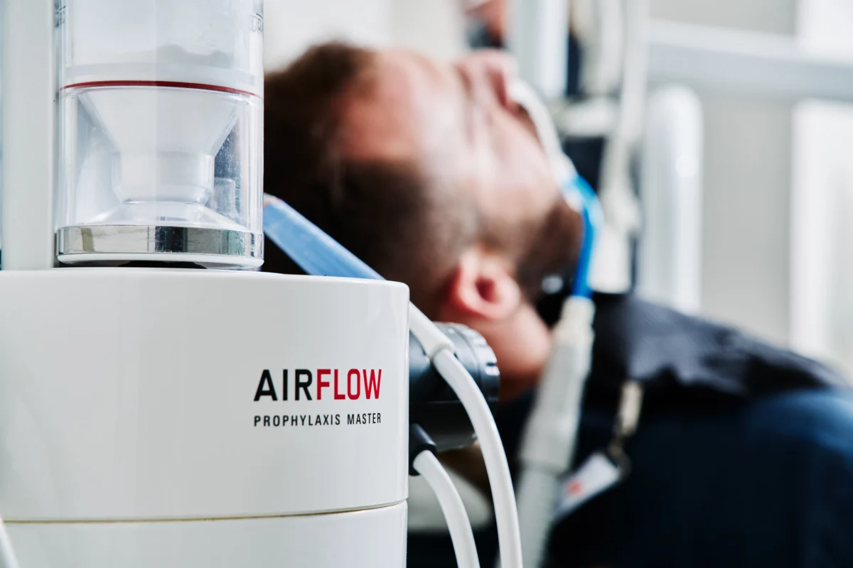 Equipo AirFlow de la clínica para el mantenimiento periodontal