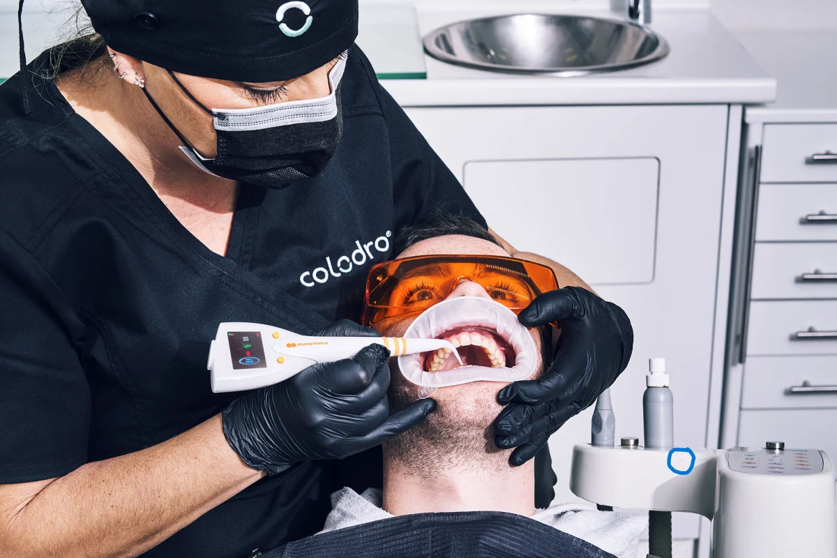 Medición de las encías con la sonda periodontal digitalizada PAON